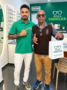 Cliente Anísio com o óculos novo na Ótica Visioclick