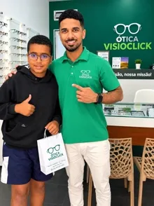 Cliente Guilherme com o óculos novo na Ótica Visioclick