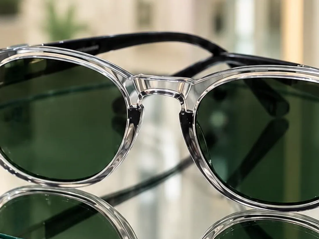 Óculos de sol com armação cristal e lentes verdes