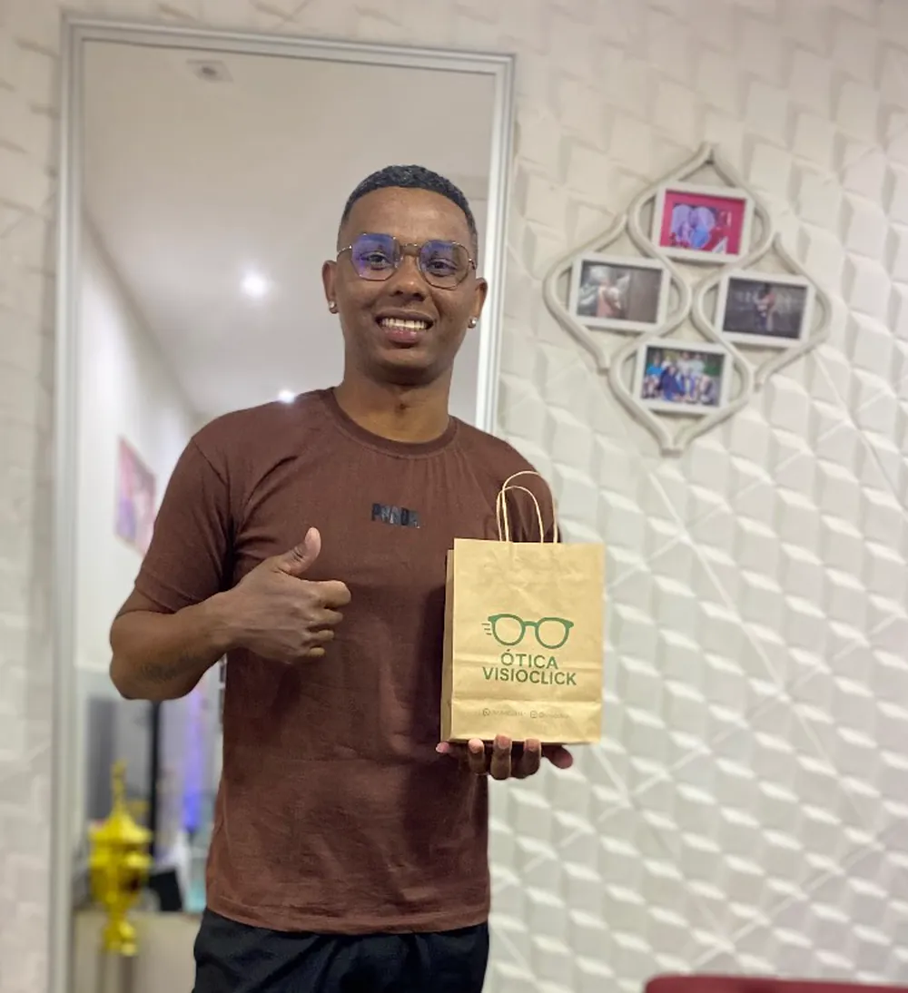 Cliente Visioclick recebendo os óculos novos em casa
